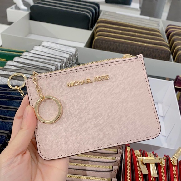 DmpsterGoddess's tweet photo. So good I had to share! Check out all the items I'm loving on @Poshmarkapp #poshmark #fashion #style #shopmycloset #michaelkors #verabradley: https://t.co/9K7lvQXlXS https://t.co/yChI71Wceq