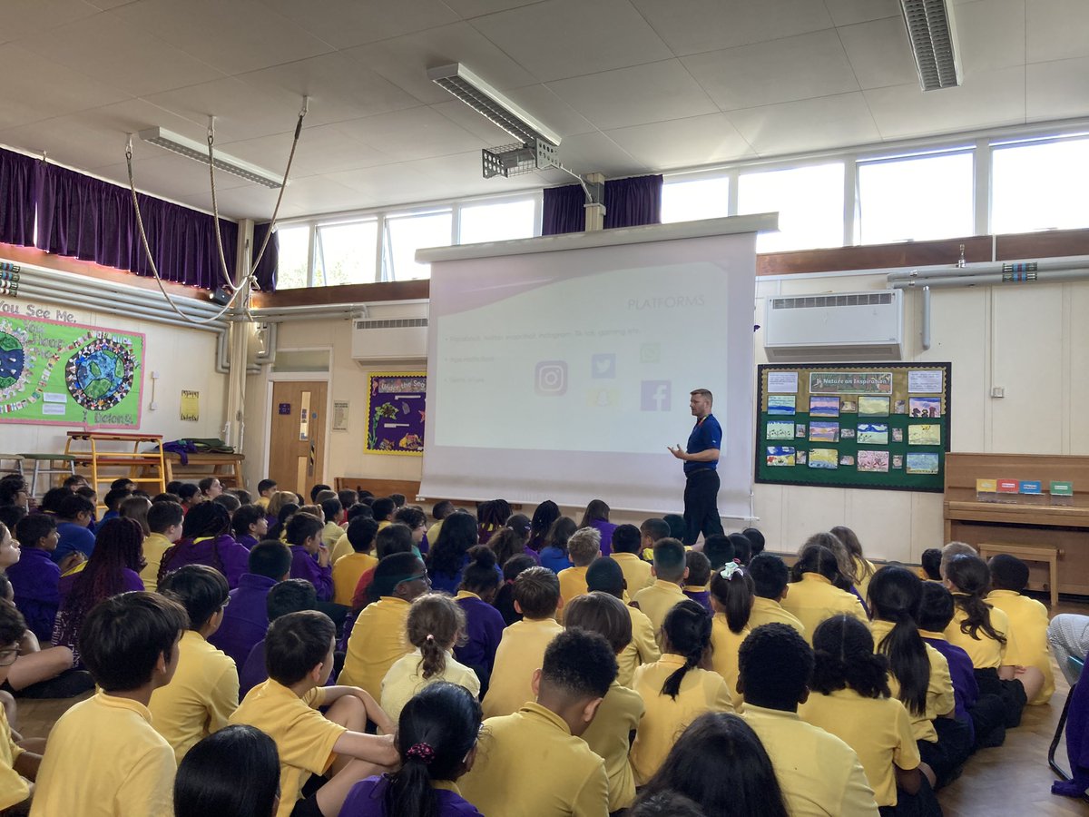 How do we keep ourselves safe online? Thanks to @HertsPolice for delivering such a vital session to our Key Stage 2 children this afternoon. @HeadLHS @PSTLHS @MrsGossLHS @MissDunworthLHS