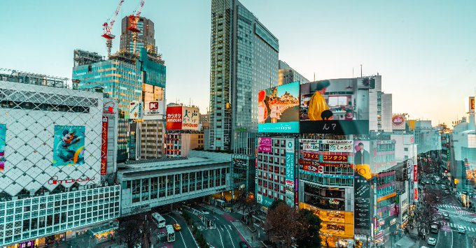 AruraTask's tweet image. DOOH is the only medium that can reach people on the move, close to the point of sale, and with a creative that can be changed in real-time.