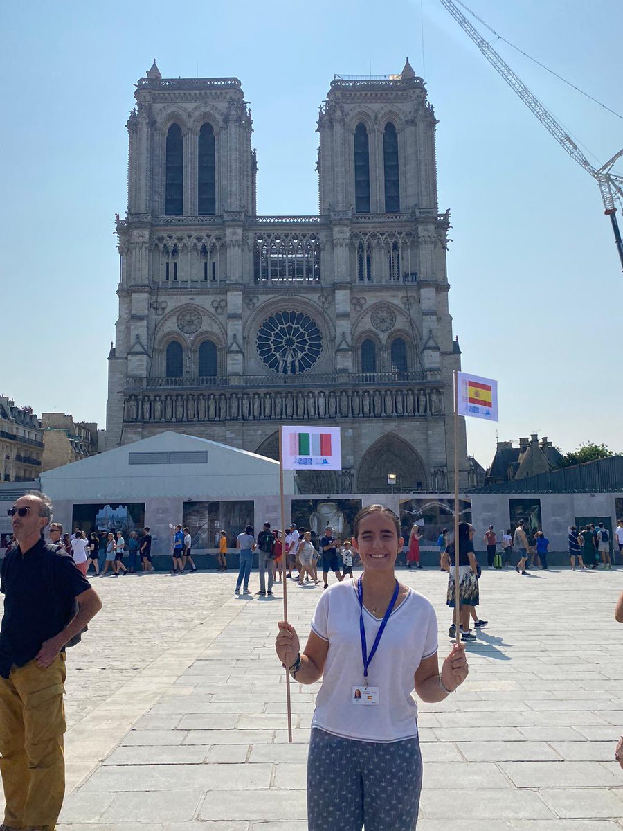GuidesCASA's tweet photo. Après 5 ans d’interruption, les communautés internationales sont de retour sur le parvis de Notre-Dame ! 

Cet été, de jeunes guides de différentes nationalités accueillent et transmettent aux visiteurs les dimensions historiques, artistiques et spirituelles de la cathédrale ! ⛪️ https://t.co/u1ZjWkhDic