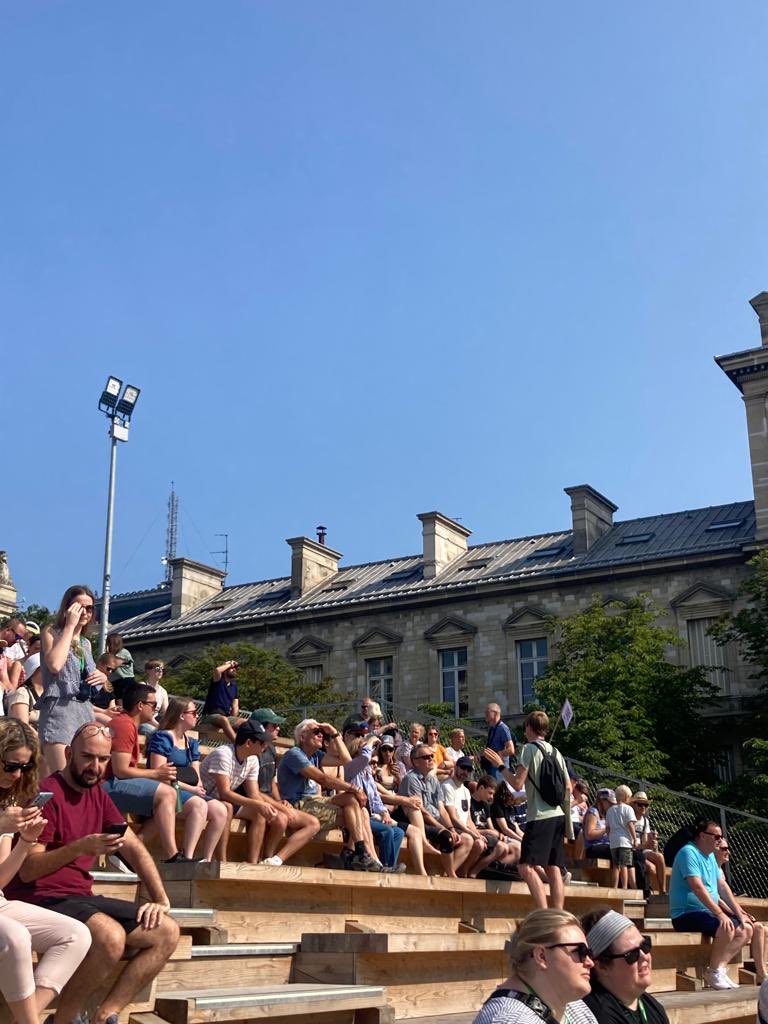 GuidesCASA's tweet photo. Après 5 ans d’interruption, les communautés internationales sont de retour sur le parvis de Notre-Dame ! 

Cet été, de jeunes guides de différentes nationalités accueillent et transmettent aux visiteurs les dimensions historiques, artistiques et spirituelles de la cathédrale ! ⛪️ https://t.co/u1ZjWkhDic