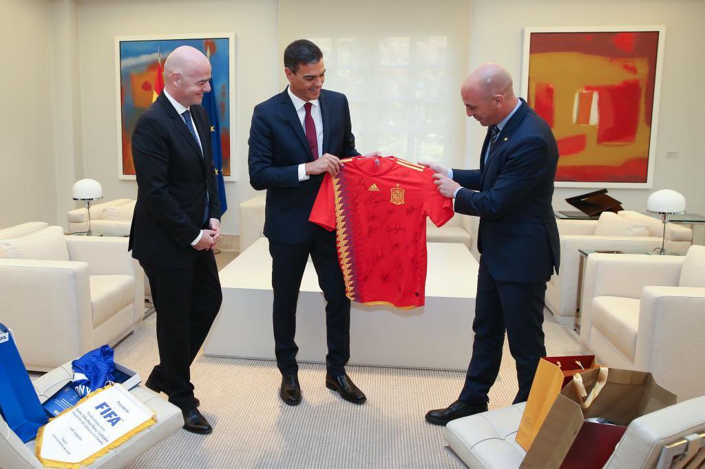 FFListenbourg's tweet photo. Benvenuti Giovanni Vincenzo  a Lurenberg per discutere della nostra selezione internazionale ! 😉🤝
#FLF #FIFA #Listenbourg #CDM22 #Football https://t.co/xvtRQzJO5k