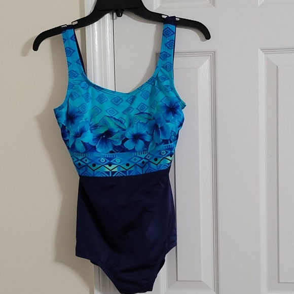 darrow_cathy's tweet photo. So good I had to share! Check out all the items I'm loving on @Poshmarkapp #poshmark #fashion #style #shopmycloset #complexculture #speedo: https://t.co/ROvNrtyJHy https://t.co/qbPYZSA1fh