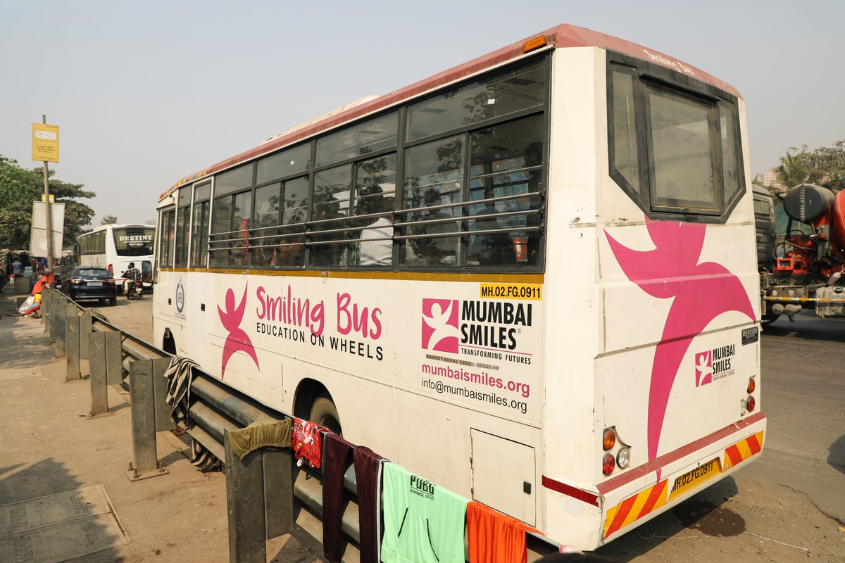 Sonrisasdbombay's tweet photo. El #SmilingBus recorre calles de la ciudad de Bombay para que las comunidades que tienen dificultades en el acceso a la salud y a la educación, puedan acortar esa distancia. Aprender a leer e ir al médico pueden convertirse en una realidad.
#SonrisasdeBombay
📸 Miguel Tortosa 🙏🏾 https://t.co/3Intw3DZw1