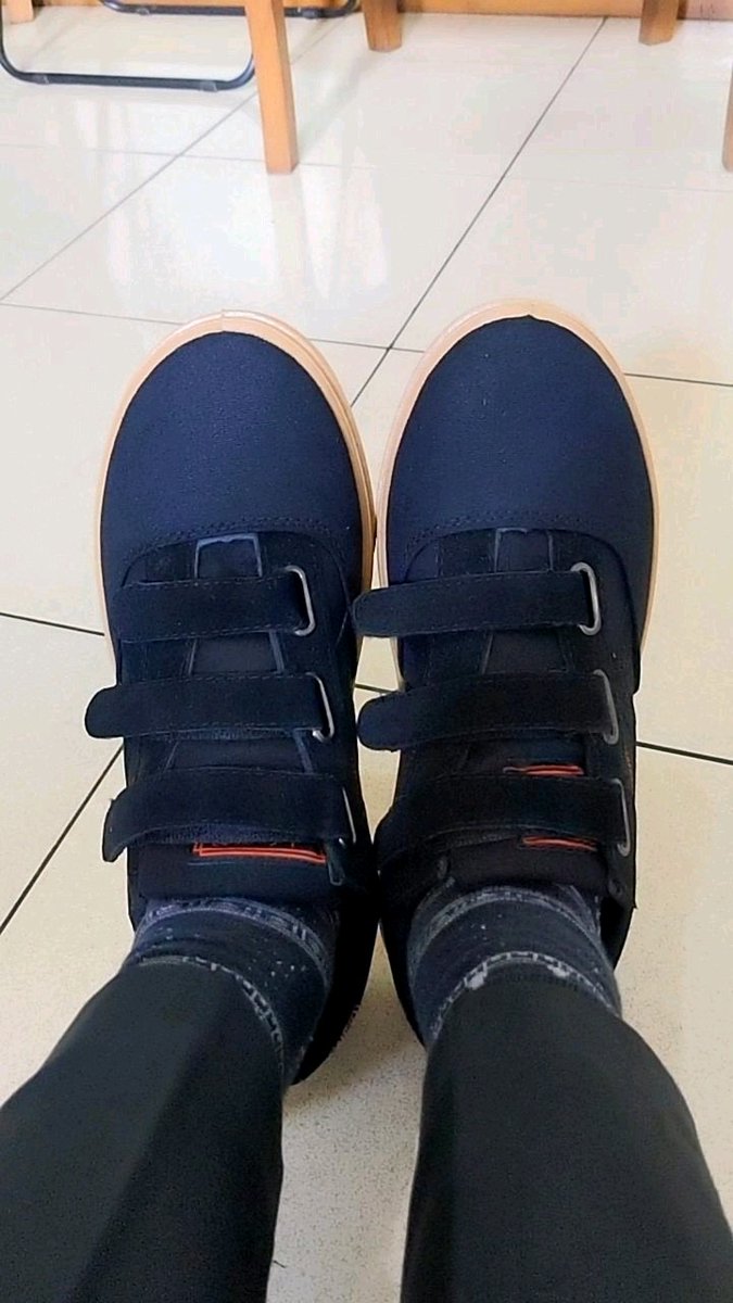 GWirasasmita's tweet photo. @aerostreet_id 
#aerostreet
#lokaltakgentar
#sneakers
#sneakersindonesia
#Indonesia
#sepatu
#factoryerror
Ini sepatu asli kiri kanan dong, cuma velcronya nengok kiri semua 😅.
Is the one and only @aerostreet_id sneakers. https://t.co/tBRVP0QTa0