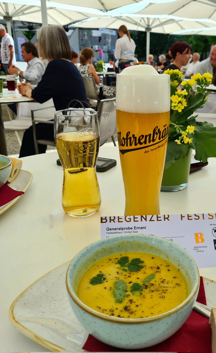 Opernjunkie's tweet photo. Nach der Generalprobe von #Ernani ist vor der von #MadamaButterfly...das Weizen ist also sowohl ein #PostOpernWeizen als auch ein #PreOpernWeizen 😄 https://t.co/654ZBoKG6u