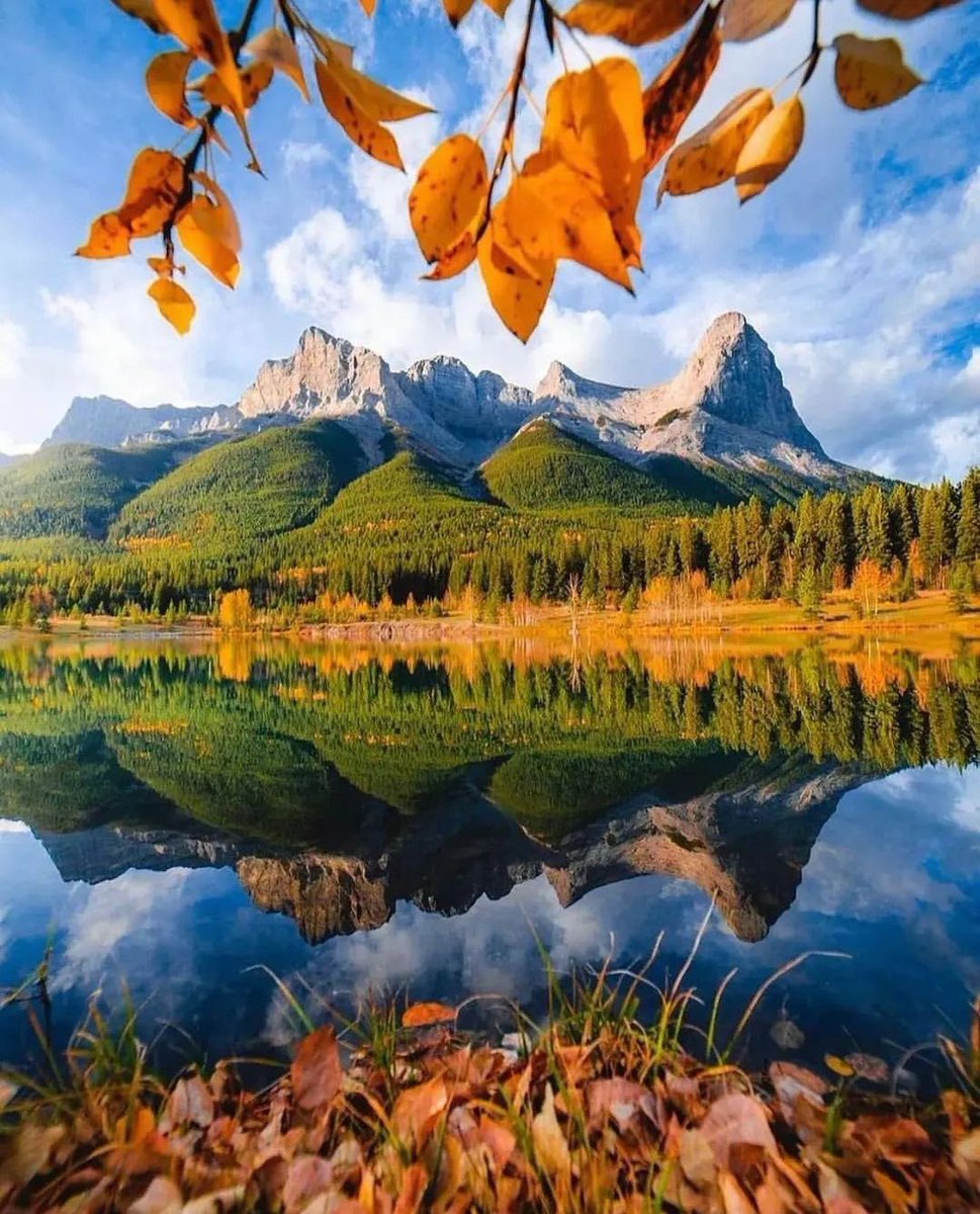 Surreal natural wonders, welcoming communities, and new, exciting experiences are some of the many things that attract people from all over the world to explore Alberta, #Canada. 🍁 

 📸 : <a href="/trek/">Trek Glowacki</a>.the.globe