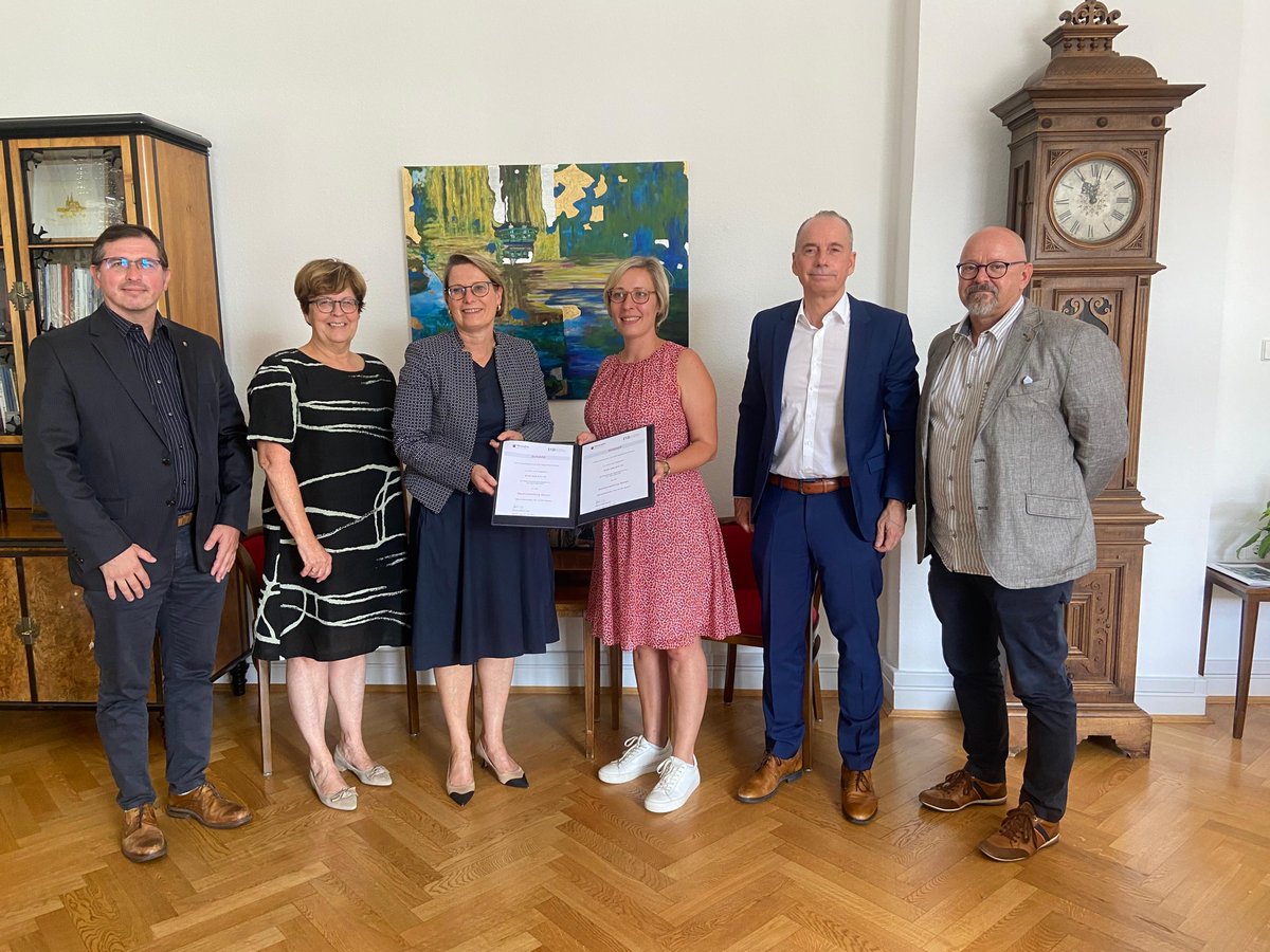 #DigitalPakt #Schule: Förderung für 10 Schulen aus <a href="/Speyer_Stadt/">Stadt Speyer</a>. Mit der zweiten Tranche von 660.000 Euro wird u.a. in die Vernetzung der Schulgebäude investiert. Bildungsministerin Dr. Stefanie Hubig und ISB-Vorstandsmitglied Ulrich Link überreichten den Bescheid. <a href="/Bildung_RLP/">Bildungsministerium</a>