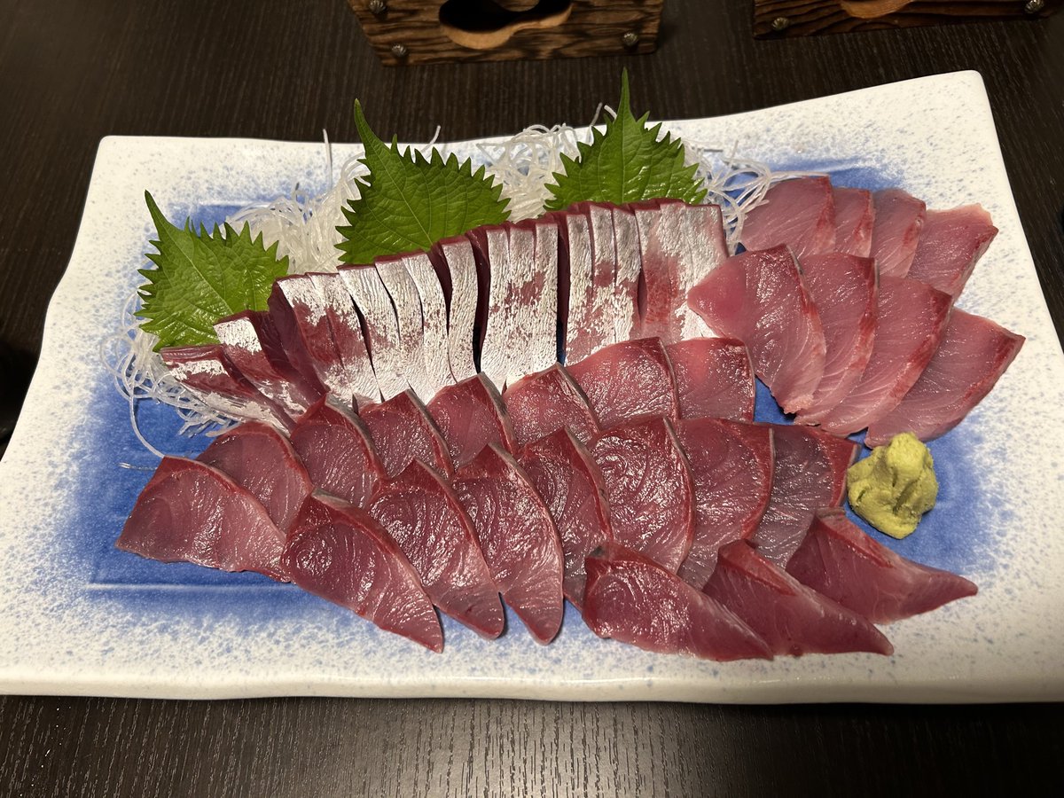takochi100's tweet photo. 西伊豆旅行
宿泊ホテルの方に紹介してもらった漁港でワラサ釣れた🐟
ホテルでお刺身にして貰って、残った半身はばっちり梱包して持って帰らせてくれました。
忙しい時なのに、面倒なお願いにも笑顔で対応してくれた #堂ヶ島ホテル天遊 のスタッフさん達の皆さん最高でした。
ありがとうございました！ https://t.co/ec306onG1Z