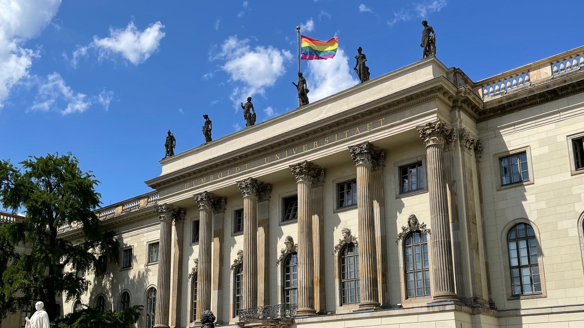 Wir zeigen Flagge: Mit der Regenbogenfahne auf dem Hauptgebäude setzt die #HumboldtUni in dieser Woche ein Zeichen des Respekts gegenüber #LSBTIQ und gegen Diskriminierung aufgrund sexueller Orientierung und geschlechtlicher Identität. <a href="/lsvd/">LSVD⁺-Bundesverband</a> #CSDBerlin #Pride2023