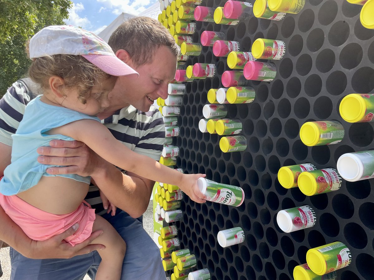chaquecanette's tweet image. 📷 Retour en images sur le Fan Park de @Bordeaux lors du @LeTour. L'occasion de réaliser un nouveau #PixelCan spectaculaire aux couleurs de #tourteltwist !
Merci à tous d'être venus nous rencontrer pour recycler vos #canettes et participer à notre œuvre XXL 🤩 @LesConnexions