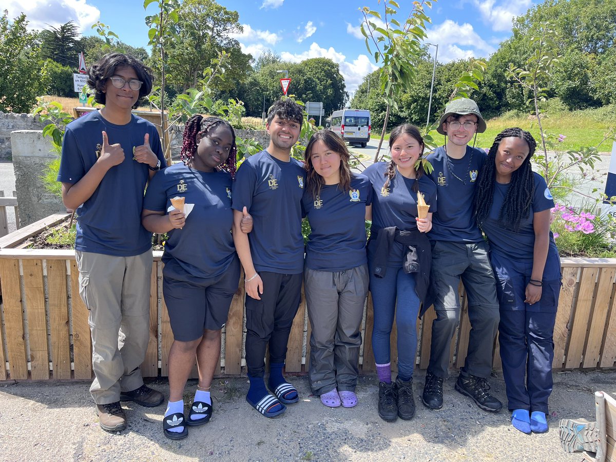 MissECollierDGS's tweet photo. Group 4 are back and enjoying ice cream @DartfordGS @MissMacKenzie7 @GeogAttwell https://t.co/4s6YsT0mSW
