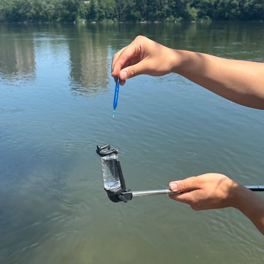 water_rangers's tweet photo. Earlier this month, Laura went to do a #shorelinecleanup with @OceanWise Youth to Sea participants at Verdun Beach in Montreal. The most common item of litter they found? Cigarettes!
After helping clean the shores, they got to know the St-Lawrence better with water testing! π https://t.co/nJOfONbZ4y