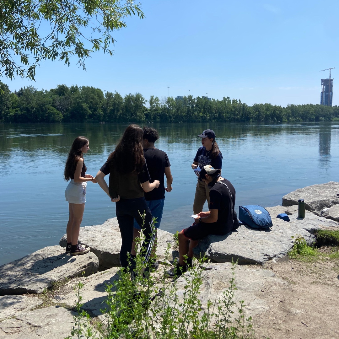 water_rangers's tweet photo. Earlier this month, Laura went to do a #shorelinecleanup with @OceanWise Youth to Sea participants at Verdun Beach in Montreal. The most common item of litter they found? Cigarettes!
After helping clean the shores, they got to know the St-Lawrence better with water testing! π https://t.co/nJOfONbZ4y