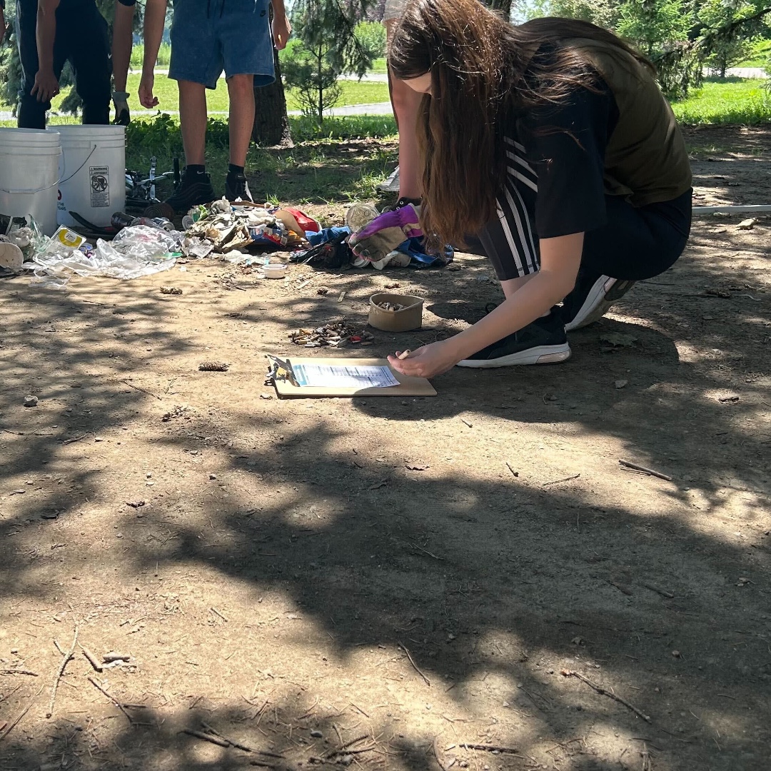 water_rangers's tweet photo. Earlier this month, Laura went to do a #shorelinecleanup with @OceanWise Youth to Sea participants at Verdun Beach in Montreal. The most common item of litter they found? Cigarettes!
After helping clean the shores, they got to know the St-Lawrence better with water testing! π https://t.co/nJOfONbZ4y