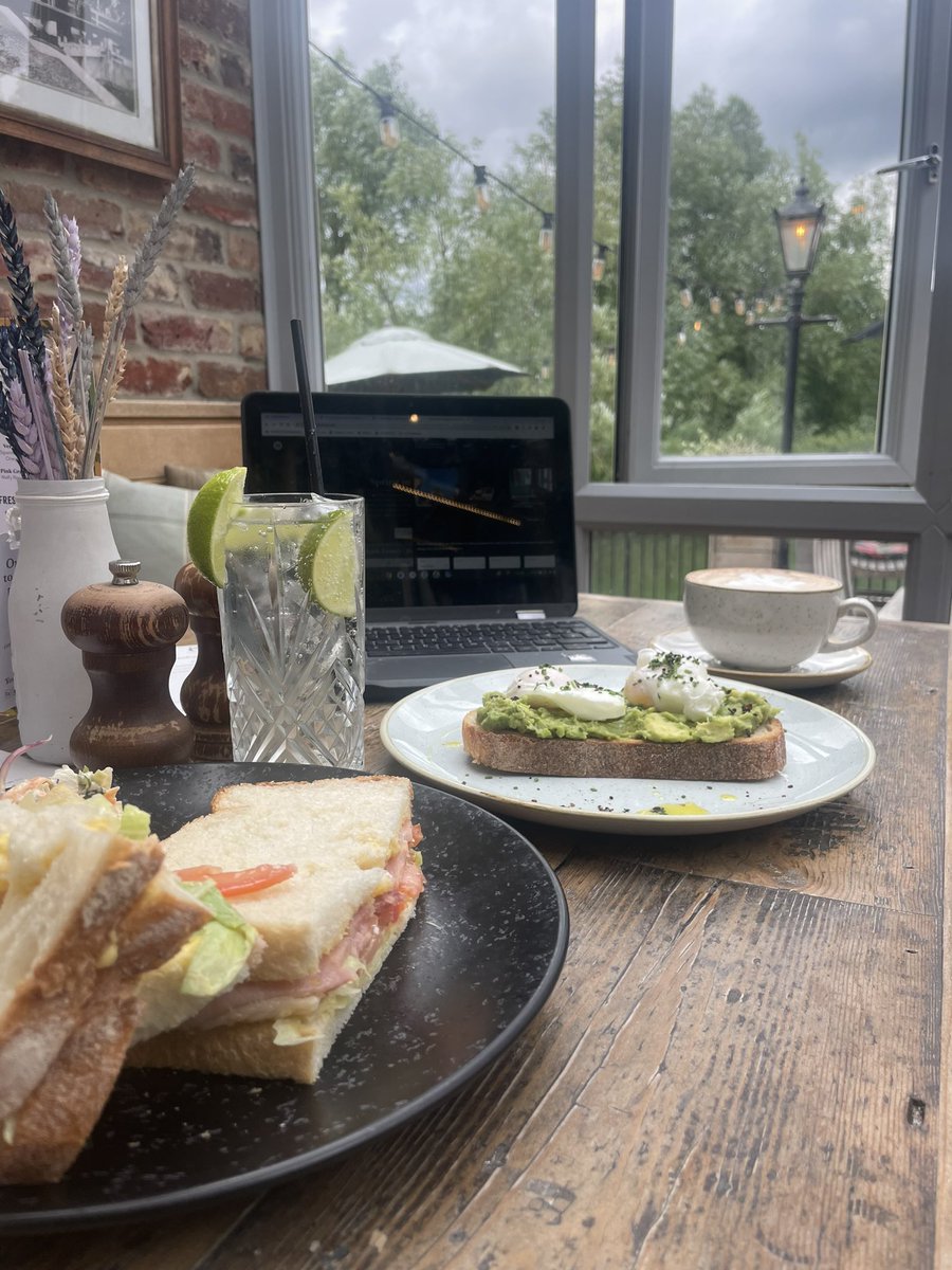 Bridgechertsey's tweet image. Happy Monday☀️

Another week of calls, meetings &amp;amp; catch ups📝

Why not do all of this at the Bridge, with comfy seating, free WIFI and food to fill you up 🥑💻☕️

@youngspubs @themenupartners 

#youngspub #workfrompub #lunchtime