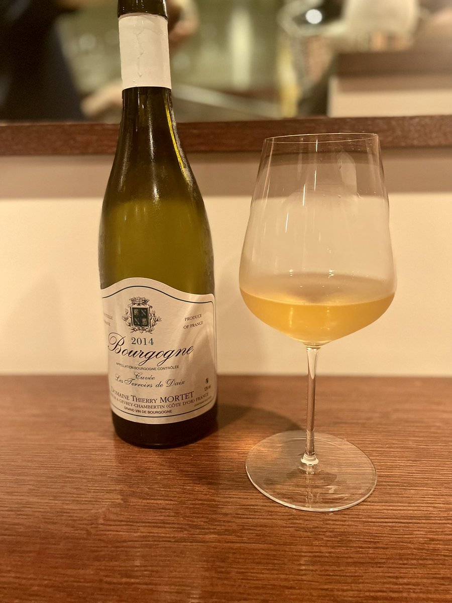 akaRingoJL005's tweet photo. #LaChambre にて #Bourgogne 祭り

白ワイン
・Thierry Mortet 2014: 辛口，石灰質・ミネラル多め

ブランデー Marc de Bourgogne 
・Claude Dugat: 華やかな花の香り，蜜の味
・Domaine Dujac: 熟成した樽の香り，レーズン，ドライフルーツの風味

昨今稀少なシガーも頂きました

＃代々木上原 https://t.co/qlz7StjC59