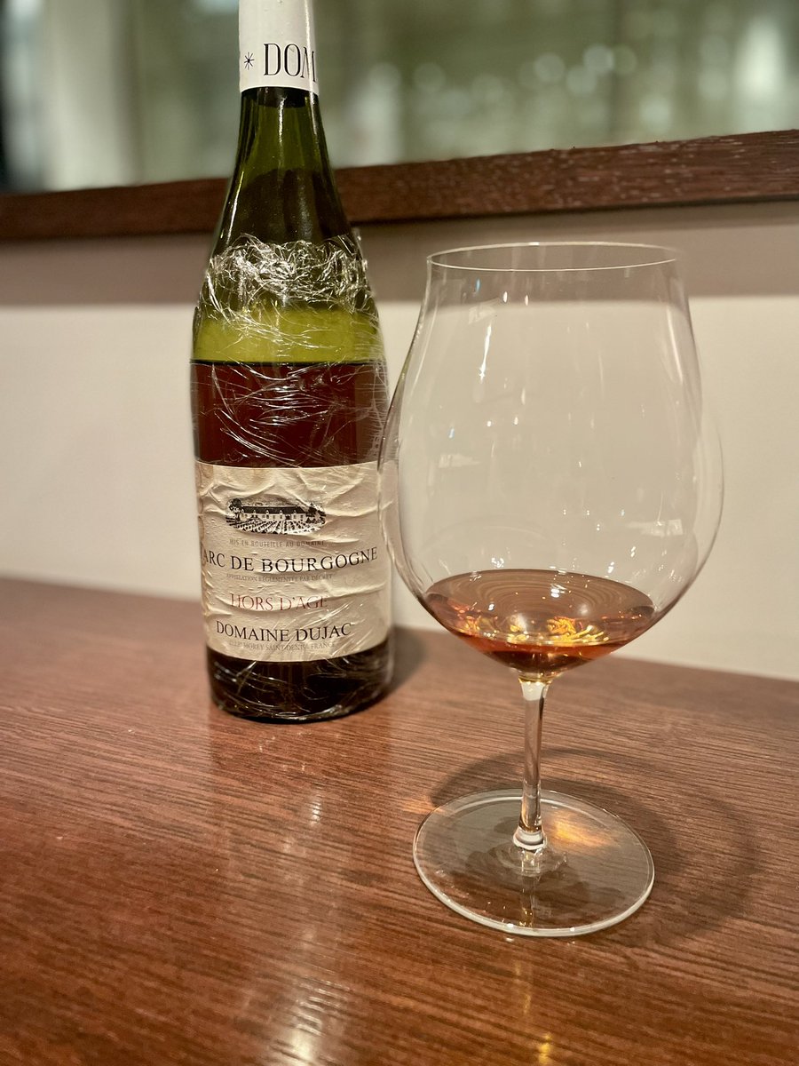 akaRingoJL005's tweet photo. #LaChambre にて #Bourgogne 祭り

白ワイン
・Thierry Mortet 2014: 辛口，石灰質・ミネラル多め

ブランデー Marc de Bourgogne 
・Claude Dugat: 華やかな花の香り，蜜の味
・Domaine Dujac: 熟成した樽の香り，レーズン，ドライフルーツの風味

昨今稀少なシガーも頂きました

＃代々木上原 https://t.co/qlz7StjC59