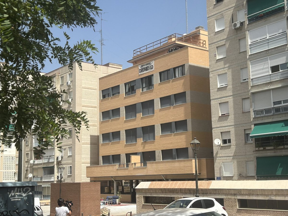 Ya tienen el bloke como querían, cerrado a cal y canto y ls familias en la calle, el consuelo que nos queda, es que no se lo hemos puesto nada fácil y han estado más de 4 horas para conseguir sacarnos de lo que han sido nuestros hogares durante estos nueve años 
La lucha continua