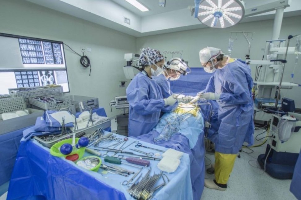 🚨#urgente
Se suspenden todas las cirugías del #HospitalDurand por una perdida de gases tóxicos provenientes de las calderas, que provocan rápidamente irritaciones en los ojos, lagrimeo, picazón de garganta y mareos detallan  los trabajadores del nosocomio.
<a href="/FernanQuirosBA/">Fernán Quirós</a>