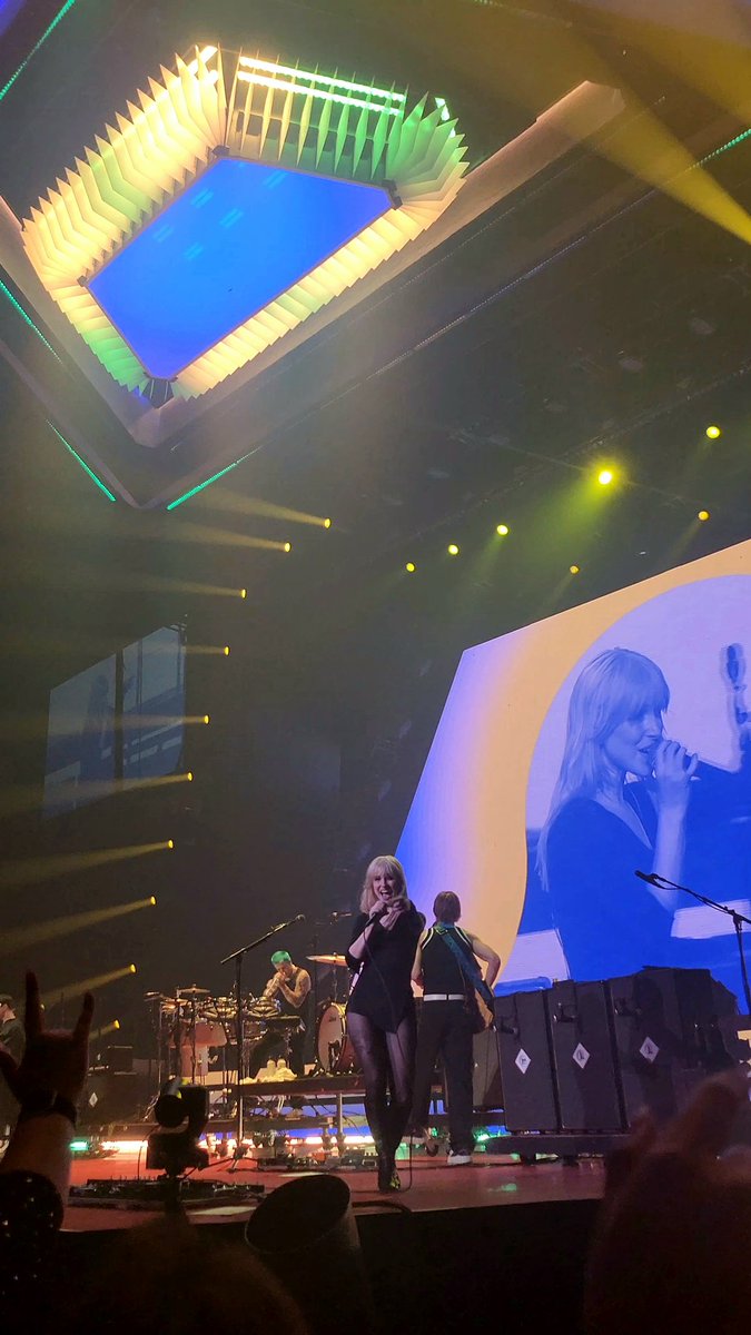 Iceebreaker2's tweet photo. she pointed at me and then I died #paramoreSD https://t.co/5oODidMHtx
