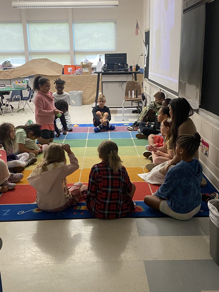 brittanywestAP's tweet photo. Happy Monday morning from #YCSD #SummerAcademy #LearninginParadise @KingofReading31 https://t.co/XgSRq0d1Bu