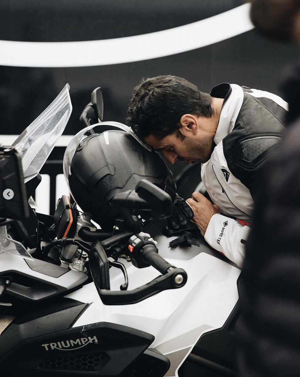 TriumphPortugal's tweet photo. Caso tenha perdido..
 
O embaixador da Triumph, Iván Cervantes, conquistou um novo título GUINNESS WORLD RECORDS™ pela maior distância percorrida numa moto em 24 horas por um indivíduo, cumprindo uns impressionantes 4.012 km!
Veja aqui: https://t.co/19OTGTj0dz https://t.co/gfkXEtp8MK