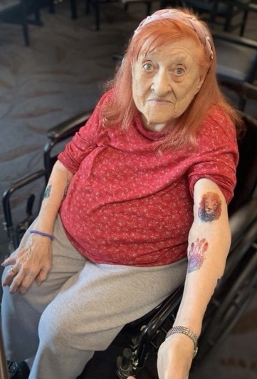 HSprings_HC's tweet photo. Let’s get inked! Happy Hour consisted of our residents getting booze and tattoos! We had so much fun and everyone truly enjoyed getting to see all the fun temporary tattoos we had to offer.
#whatshappeningatHarrisonSprings
#SeniorLiving
#TrilogyLiving https://t.co/NzBnU6dwv9