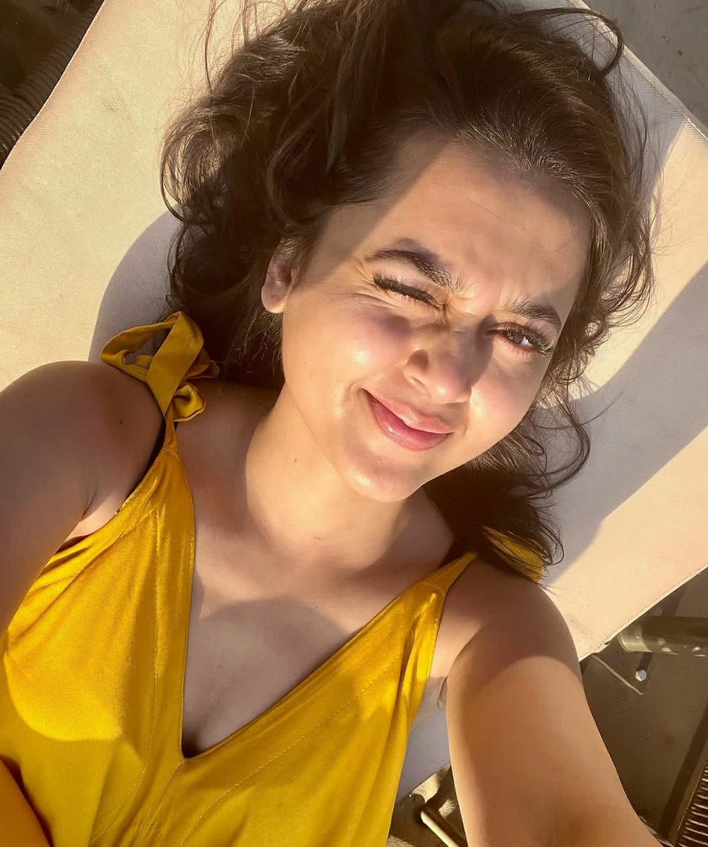 UrbanAsian's tweet photo. Sun-kissed and stunning ☀️ @itsmetejasswi in her mustard ensemble 💛

#tejasswiprakash 
#beautifuldiva #hotdiva #tejran #bollywood #southasian  #UrbanAsian https://t.co/2GhO1NzT0c