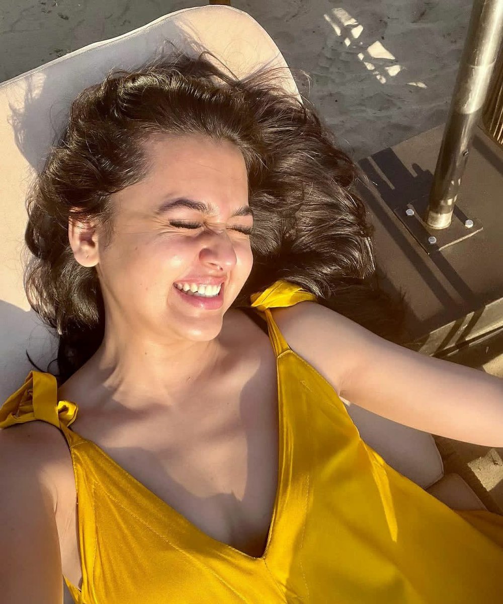 UrbanAsian's tweet photo. Sun-kissed and stunning ☀️ @itsmetejasswi in her mustard ensemble 💛

#tejasswiprakash 
#beautifuldiva #hotdiva #tejran #bollywood #southasian  #UrbanAsian https://t.co/2GhO1NzT0c
