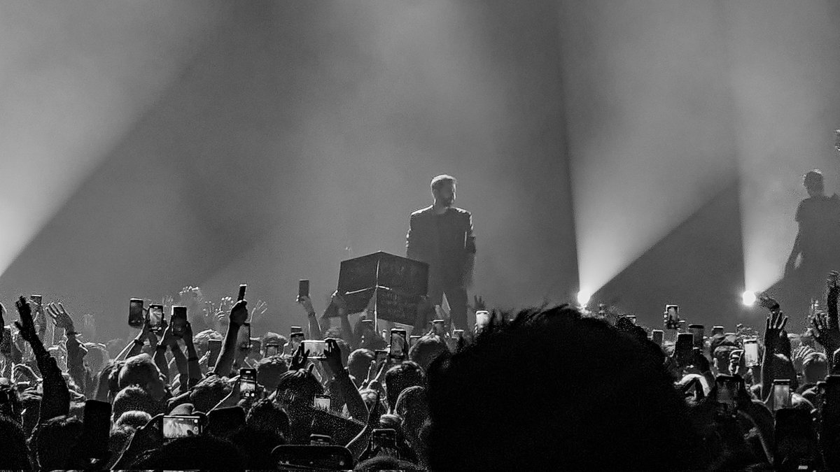 mayhanzz's tweet photo. A night to remember 🚬🖤
#CASLiveInKL https://t.co/T9QghYn5vL