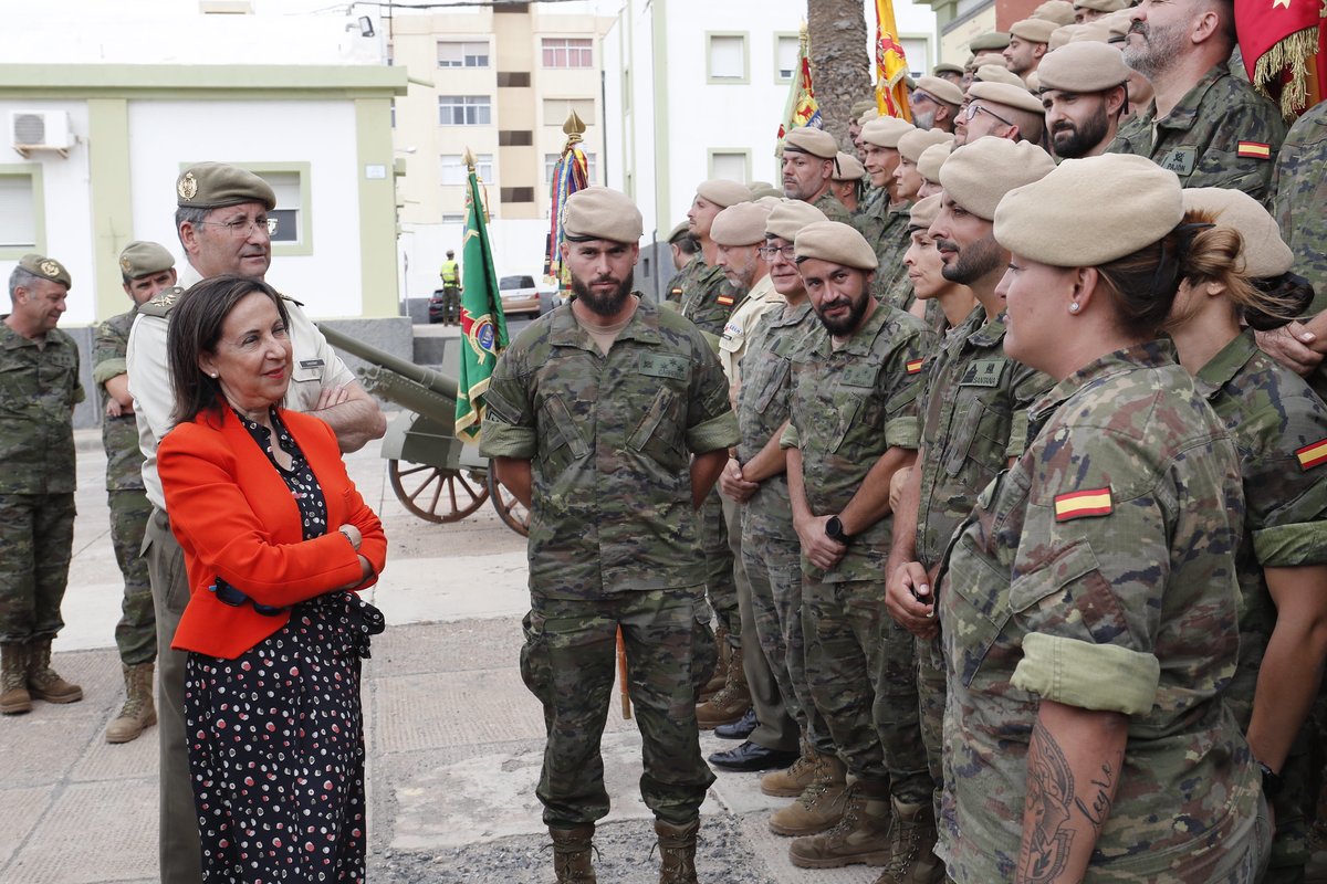 Defensagob's tweet photo. La ministra se ha trasladado hoy a #Fuerteventura 🇮🇨 donde ha visitado el Regimiento de Infantería ‘Soria’ 9, sucesor del regimiento más antiguo del mundo, a cuyo personal ha dado las gracias por su esfuerzo en las operaciones #Balmis y #Baluarte de lucha contra la #Covid19 😷, o tras la erupción del volcán #CumbreVieja 🌋.
➡️https://t.co/YqU6w72Fja