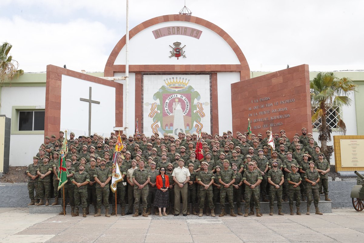 Defensagob's tweet photo. La ministra se ha trasladado hoy a #Fuerteventura 🇮🇨 donde ha visitado el Regimiento de Infantería ‘Soria’ 9, sucesor del regimiento más antiguo del mundo, a cuyo personal ha dado las gracias por su esfuerzo en las operaciones #Balmis y #Baluarte de lucha contra la #Covid19 😷, o tras la erupción del volcán #CumbreVieja 🌋.
➡️https://t.co/YqU6w72Fja