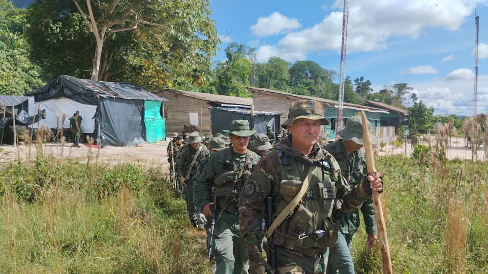 dhernandezlarez's tweet photo. Una vez evacuada la población del Parque Nacional Yapacana #FANB procede a desmantelar y destruir las estructuras logísticas que servían de alojamiento y servicios para la depredación de la naturaleza, para posteriormente en conjunción con el @MinecOficial iniciar la reforestación de las áreas afectadas por la minería ilegal.

#OperacionAutana2023 
#IntegrarEsVencer