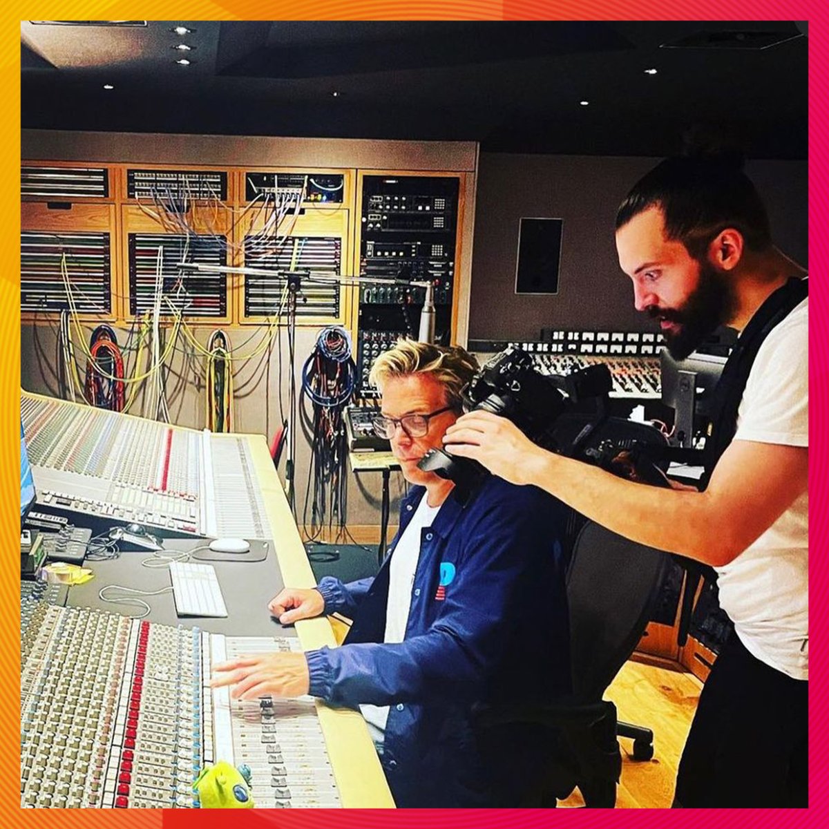 AbbeyRoad's tweet photo. Grammy-award winning producer, Jason Perry, recently paid us a visit to produce a session for a special upcoming project from British toy company, @ToikidoToys.
#PinataSmashlings #Toikido #StudioThree #Roblox #JasonPerry https://t.co/PmjDrAOzug