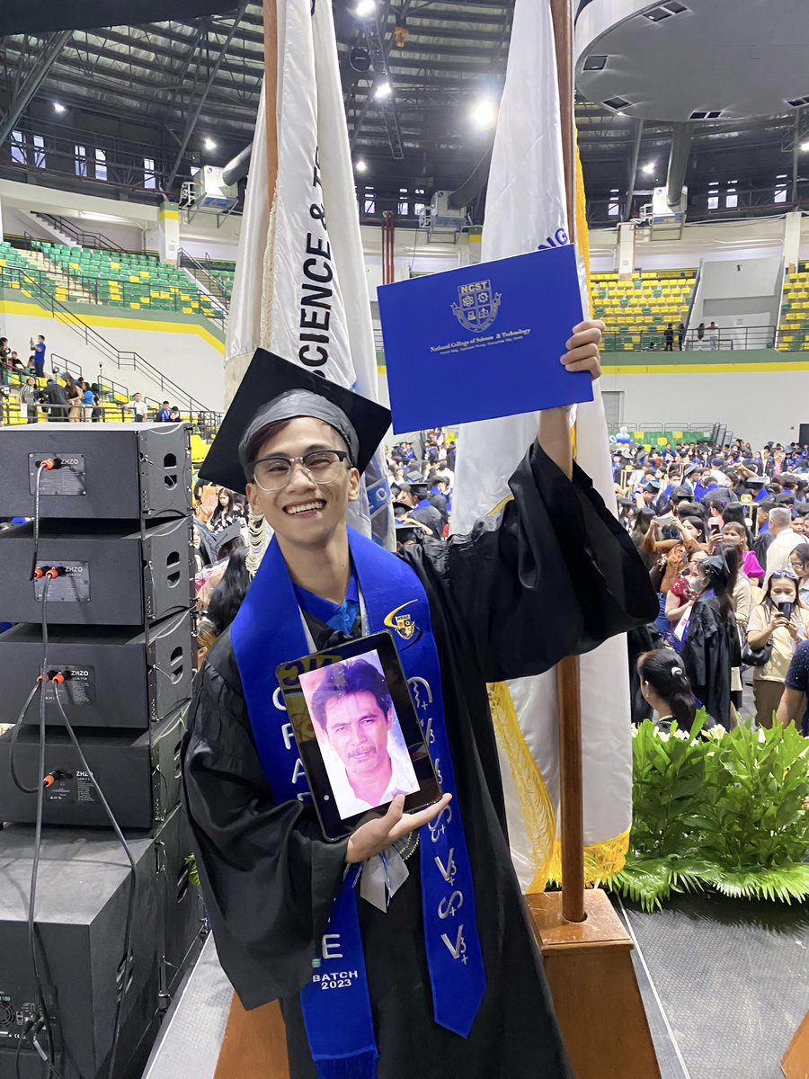 urboyval's tweet photo. Long story short, I survive🎓 
  
To my lolo in heaven this is for you Ily and Imy❤️ https://t.co/jamk4S4vjU
