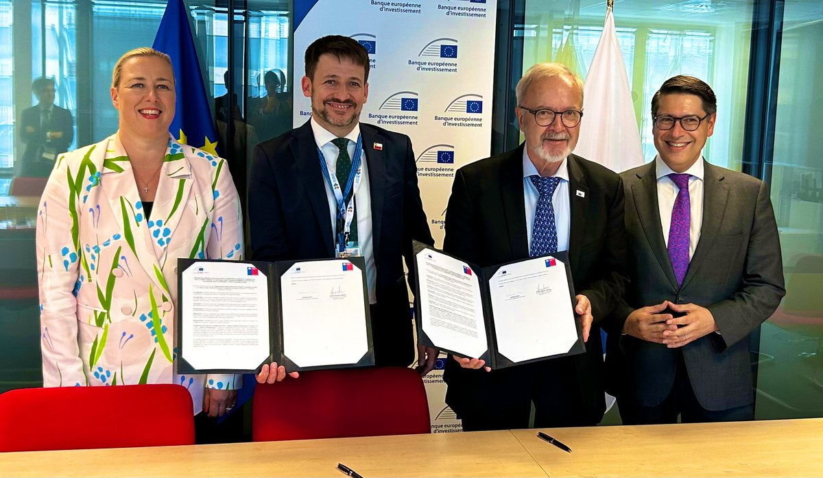 Our climate does not look at borders, & neither should #ClimateAction. With today’s signature with 🇨🇱Minister @DiegoPardow, @EIBGlobal w/ #TeamEurope @EU_Partnerships @JuttaUrpilainen confirm the commitment to #energyefficiency, #greenhydrogen & to deliver #GlobalGateway 

#EULAC