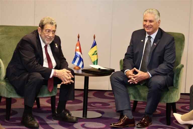 El presidente de #Cuba, Miguel Díaz-Canel, y el primer ministro sanvicentino, Ralph Gonsalves, dialogaron hoy en Bruselas sobre temas bilaterales y vinculados a las relaciones entre la Unión Europea y Latinoamérica y el Caribe. (Pl) #DiazCanelEnBruselas #CumbreDeLosPueblos2023