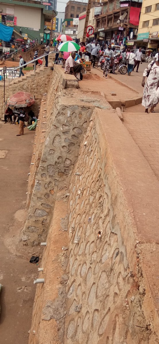 Qrisy_Qrisy's tweet photo. Dear @KCCAUG, should we wait for a life to be lost to take action? For over 2 years now, pedestrians continue to be exposed to such a life-threatening risk.

The old taxi park needs a parameter metallic fencing oba that's the correct word but regardless 😒

Via @NansinguzaJ https://t.co/5LK2xL4uuN