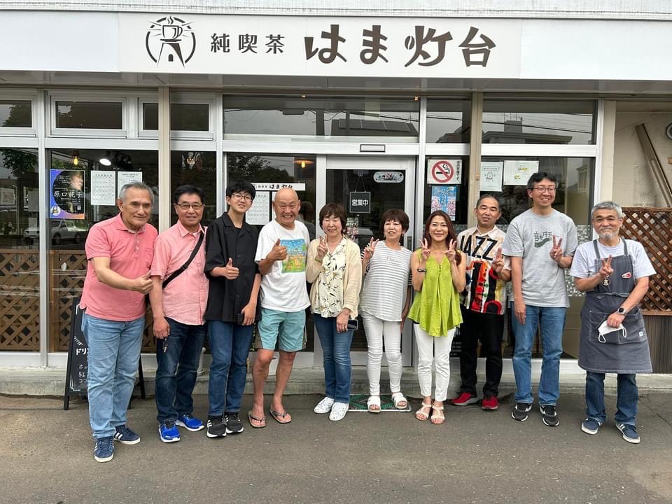 KANATO2008's tweet photo. 初めてはま灯台さんに1年ぶりに富安さん、山本さんのライブをみに！
今回はフルートのゆきえさんも！
富安さんの曲、歌、やっぱりすてき…🤔
しかもオープニングまでやらせてもらいました…
貴重な経験、楽しい時間をありがとうございました！😊
#はま灯台 https://t.co/Sjb8px3PS4