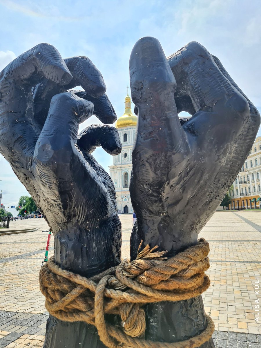 alisakulii's tweet photo. #Kyiv. Monument to the #Mariupol defenders #Azovstal https://t.co/w7KLktXhRO