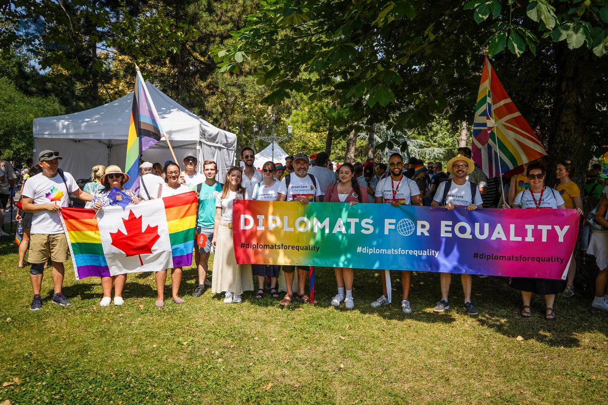ukinhungary's tweet photo. Even the heatwave couldnโt stop our Embassy team from marching for equality at @BudapestPride! ๐ณ๏ธโ๐๐ฌ๐ง
#ClaimBackYourFuture #PrideMatters #EqualityMatters #BudapestPride2023 @PaulFox_FCDO @andrewxdavidson @FCDOInclusive @suesanders03 https://t.co/SNjYVVYYLX