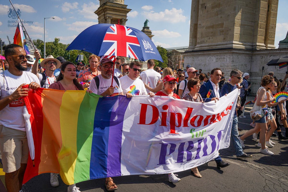 ukinhungary's tweet photo. Even the heatwave couldnโt stop our Embassy team from marching for equality at @BudapestPride! ๐ณ๏ธโ๐๐ฌ๐ง
#ClaimBackYourFuture #PrideMatters #EqualityMatters #BudapestPride2023 @PaulFox_FCDO @andrewxdavidson @FCDOInclusive @suesanders03 https://t.co/SNjYVVYYLX