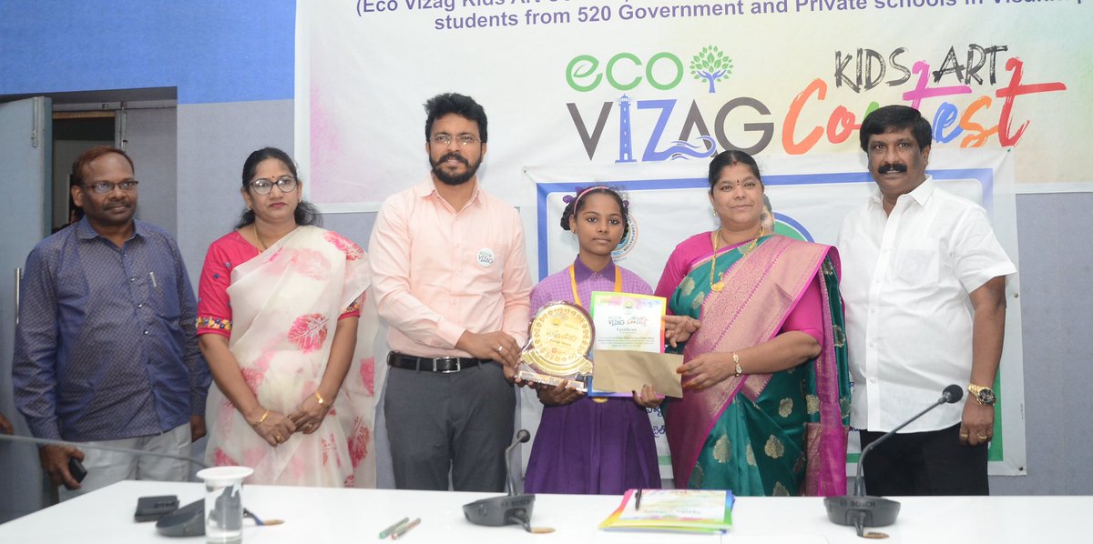 GVMC_VISAKHA's tweet photo. Mayor Smt G Hari Venkata Kumari and Commissioner GVMC CM Saikanth Varma IAS distributed prizes to the winners of the "Eco Vizag" painting competition conducted by GVMC. Over 30000 students from 592 schools have participated in the competition held on July 7th.

#SwachhSurvekshan2023 
#SwachhSurvekshan2023Visakhapatnam 
#VisakhaSwachhSankalpam 
#VizagSaysNotoPlastic 
#EcoVizag 
#ISupportEcoVizag 
#RRR4LIFE 
#IndiaVsGarbage 
#ChooseLiFE 
#CitizenFeedback 
@AndhraPradeshCM 
@AudimulapSuresh 
@GHVKumariMayor 
@CDMA_Municipal 
@SwachhBharatGov 
@SwachhaAndhra 
@SwachSurvekshan 
@swachhbharat 
@MoHUA_India 
@AmritMahotsav 
@pibvijayawada