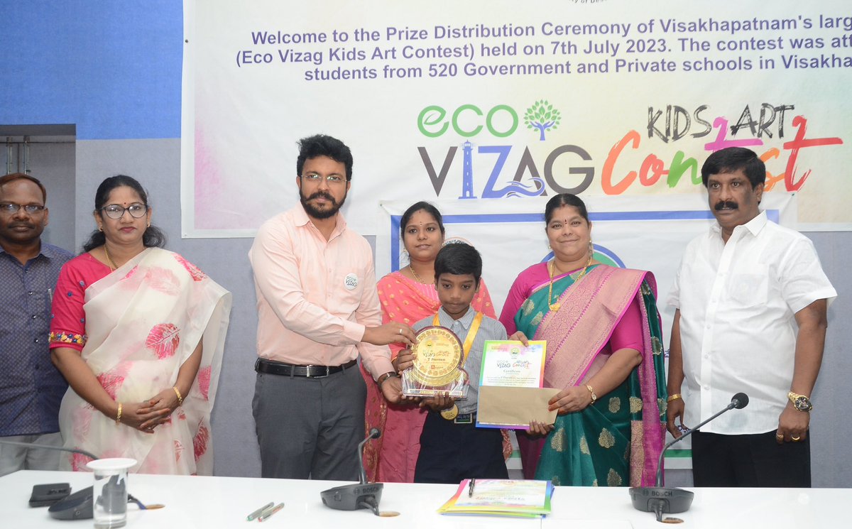 GVMC_VISAKHA's tweet photo. Mayor Smt G Hari Venkata Kumari and Commissioner GVMC CM Saikanth Varma IAS distributed prizes to the winners of the "Eco Vizag" painting competition conducted by GVMC. Over 30000 students from 592 schools have participated in the competition held on July 7th.

#SwachhSurvekshan2023 
#SwachhSurvekshan2023Visakhapatnam 
#VisakhaSwachhSankalpam 
#VizagSaysNotoPlastic 
#EcoVizag 
#ISupportEcoVizag 
#RRR4LIFE 
#IndiaVsGarbage 
#ChooseLiFE 
#CitizenFeedback 
@AndhraPradeshCM 
@AudimulapSuresh 
@GHVKumariMayor 
@CDMA_Municipal 
@SwachhBharatGov 
@SwachhaAndhra 
@SwachSurvekshan 
@swachhbharat 
@MoHUA_India 
@AmritMahotsav 
@pibvijayawada
