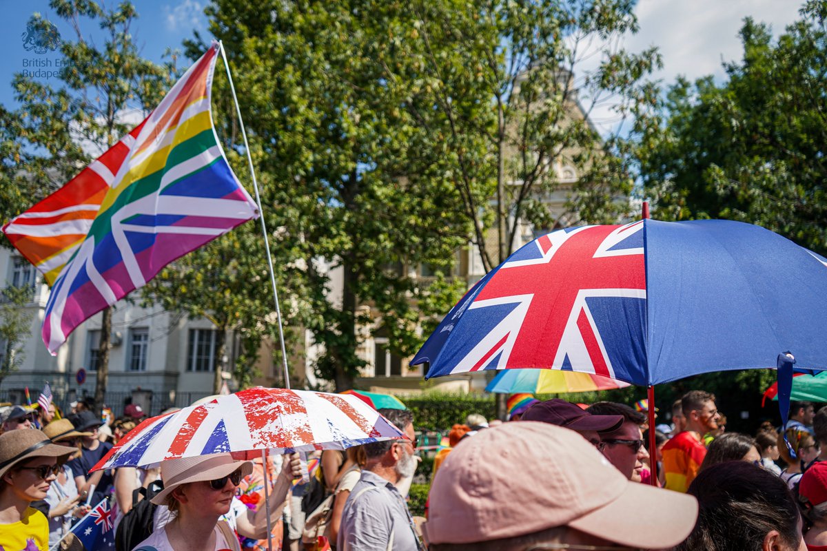 ukinhungary's tweet photo. Even the heatwave couldnโt stop our Embassy team from marching for equality at @BudapestPride! ๐ณ๏ธโ๐๐ฌ๐ง
#ClaimBackYourFuture #PrideMatters #EqualityMatters #BudapestPride2023 @PaulFox_FCDO @andrewxdavidson @FCDOInclusive @suesanders03 https://t.co/SNjYVVYYLX