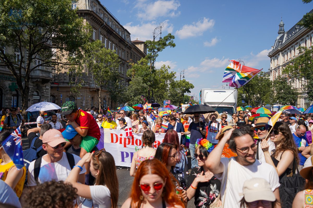 ukinhungary's tweet photo. Even the heatwave couldnโt stop our Embassy team from marching for equality at @BudapestPride! ๐ณ๏ธโ๐๐ฌ๐ง
#ClaimBackYourFuture #PrideMatters #EqualityMatters #BudapestPride2023 @PaulFox_FCDO @andrewxdavidson @FCDOInclusive @suesanders03 https://t.co/SNjYVVYYLX