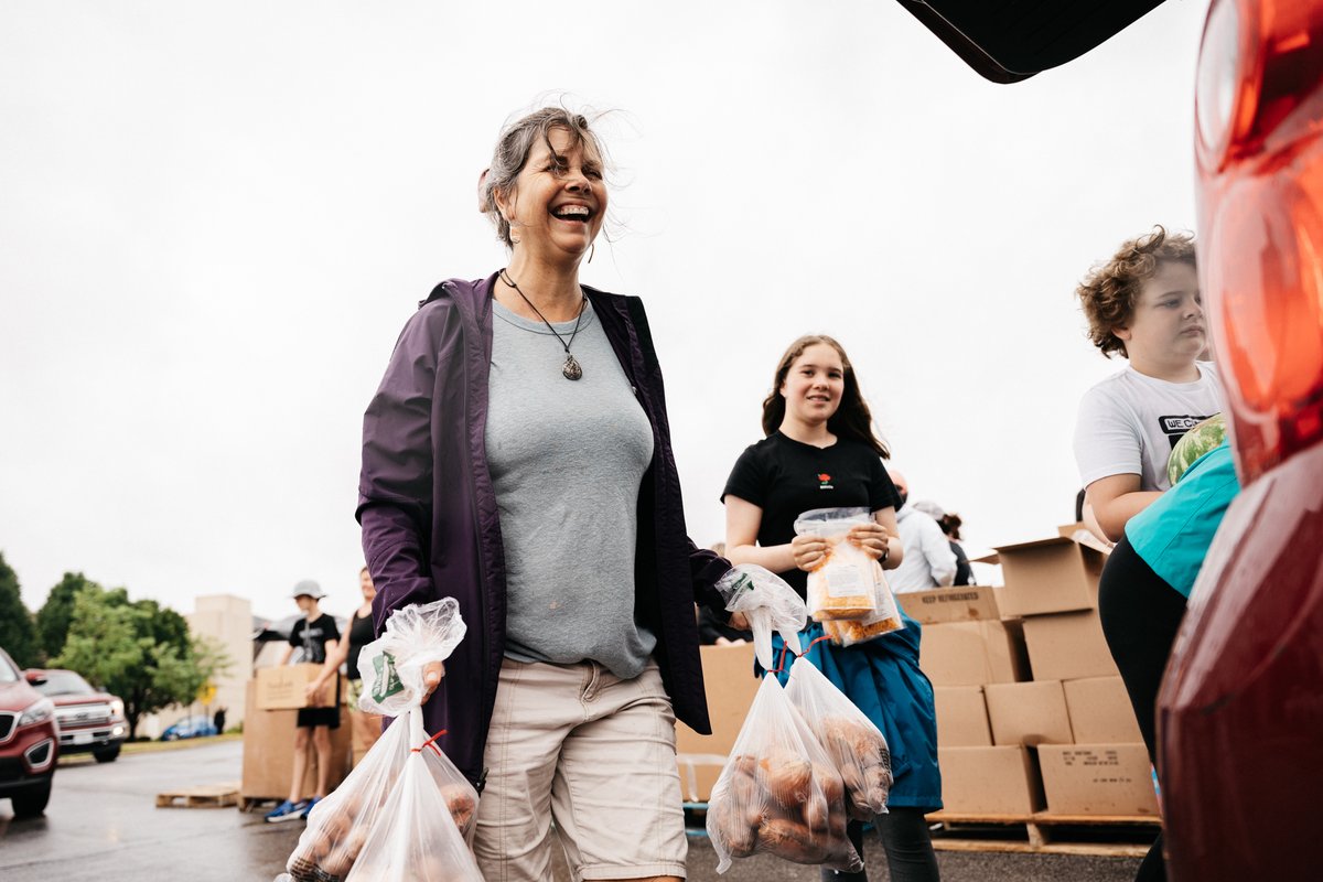 nokidhungry's tweet image. No Kid Hungry supports school and community-run summer meals programs, providing healthy meals for children and teens in need. 👏

Find local meal sites near you with our free summer meals texting service by texting 📱'FOOD' or 'COMIDA' to 304-304. 🤝 #ShareSummer #NoKidHungry