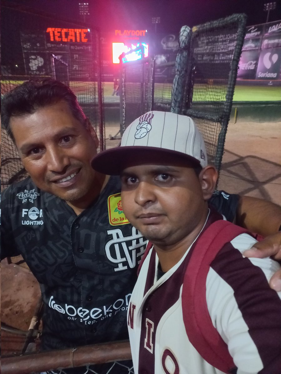 JuankiFelixMota's tweet photo. Un gusto para mi fue volver a ver a un gran amigo @PPinto27, ahora coach de @MisMariachisGDL, muchas gracias por la foto y tu amabilidad, mucho exito hoy y siempre https://t.co/9TY3Dj7poQ