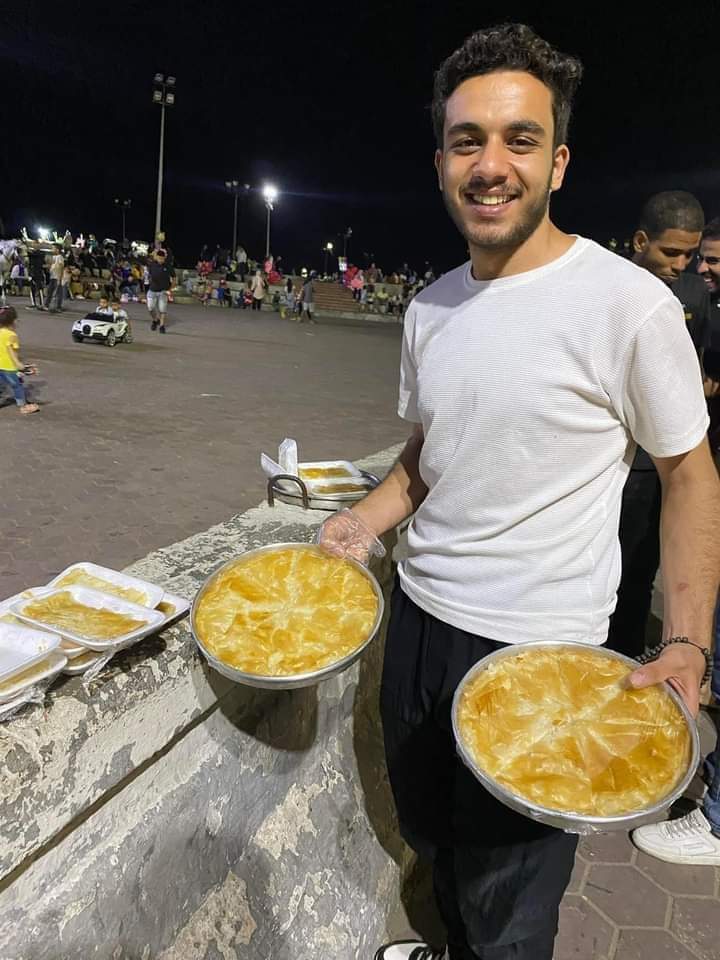 الشاب المحترم ده عامل مشروع بسيط و والدته ساعدته فيه لأنها صاحبه العمايل الخطيره دي بيبيع جلاش مشكل جبن و جلاش بالكاستر بجد الحاجات خطيره جدًا و الحشو عالمي بدون مبالغه و اسعاره حلوه  جدا و الشاب معاملته قمه في الاحترام بصراحه اتمني الناس تدعمه و تجرب من عنده
{ مكانه  اسكندرية